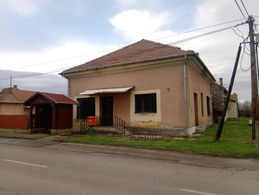 Eladó HázSzentistván - 017  Főutcán autóbuszmegálló mögött volt Posta épülete sürgősen eladó!