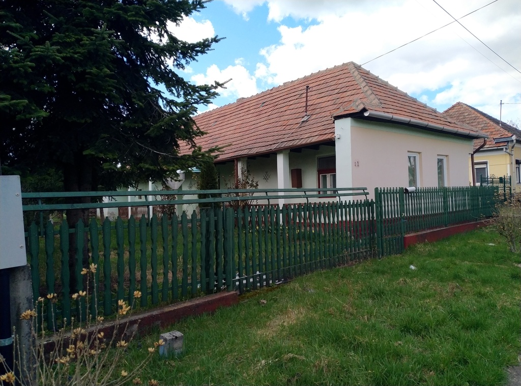 Hangulatos féltornácos családi ház gondozott telken, a Zsóry- Fürdőhöz közel.. - Kép 1.