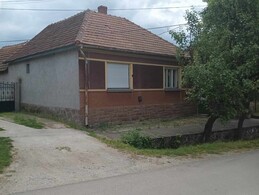 Eladó HázSzomolya - 2 szoba - verandás, összközműves cs. ház + szoba- konyhás különálló épület, rakodó, pince..